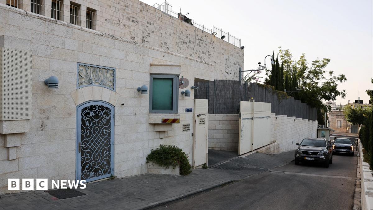 Most UK diplomats to leave East Jerusalem consulate as Miliband says ‘mission’ to remain