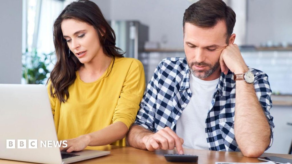Home sellers cut asking prices on 3,000 properties a day Home sellers cut asking prices on 3,000 properties a day