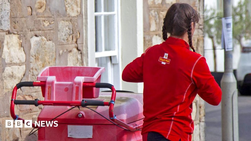 Hundreds of Royal Mail staff quitting each week amid efficiency drive Hundreds of Royal Mail staff quitting each week amid efficiency drive