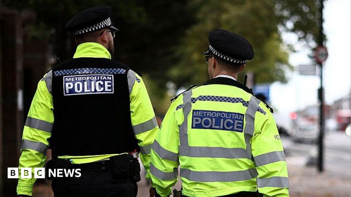 Five arrested for inciting racial hatred outside Jewish group’s headquarters, says Met