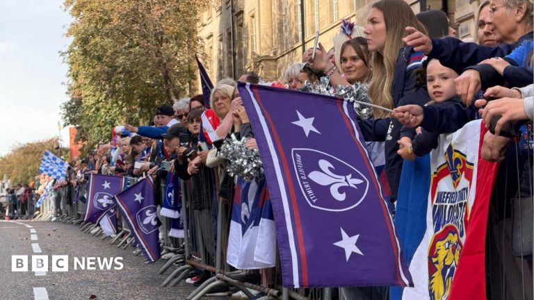 Rugby fans descend on Wakefield for celebratory bus parade