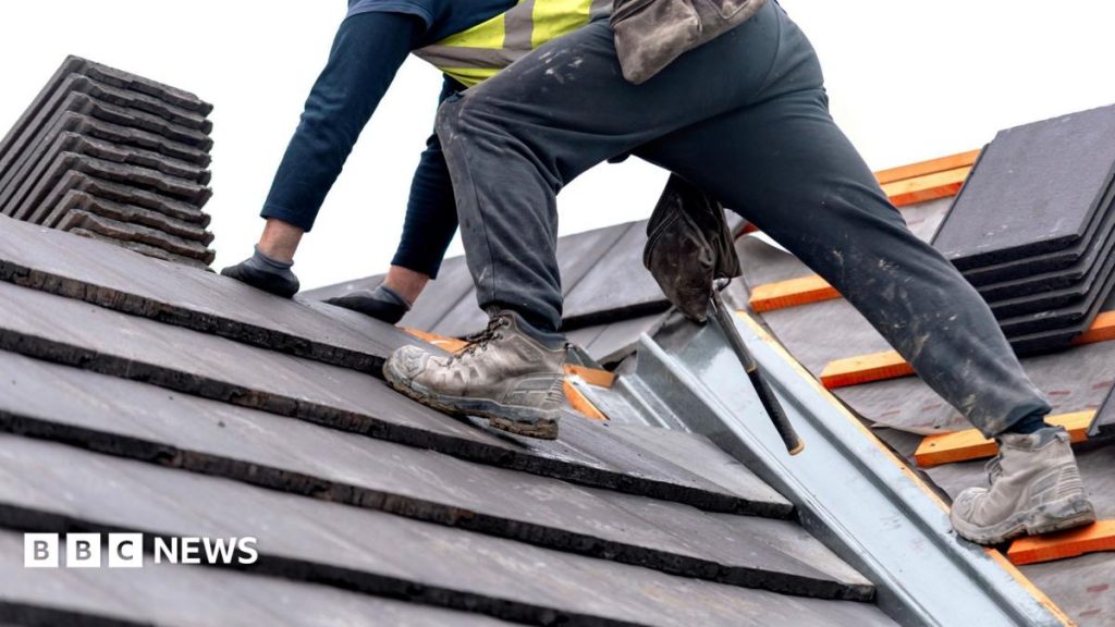 Roofing scammers con homeowners out of thousands of pounds Roofing scammers con homeowners out of thousands of pounds
